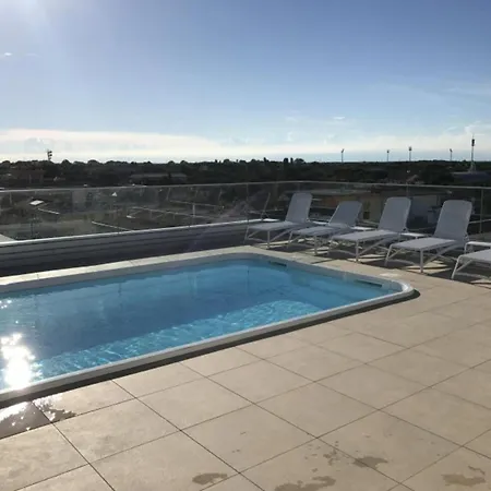 아파트 Bright With Rooftop Pool