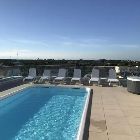 Bright With Rooftop Pool *