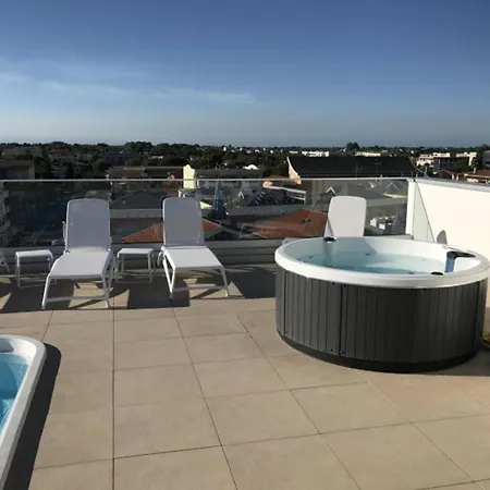 Bright With Rooftop Pool * Μπιμπιόνε