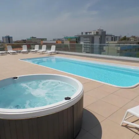 Bright With Rooftop Pool 비비오네