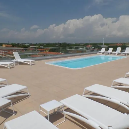 Bright With Rooftop Pool * Μπιμπιόνε